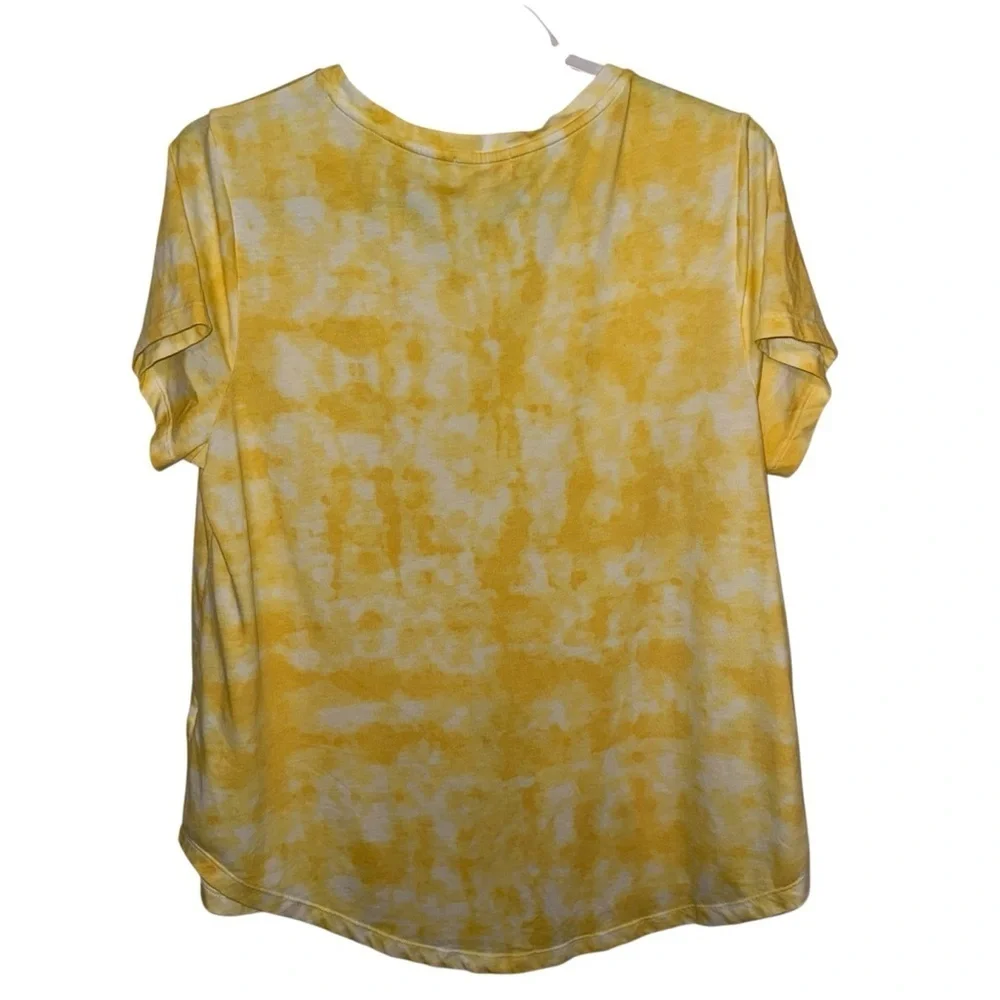 EUC Style & Co. Gold Short Sleeve Tee with Distressed Pattern
